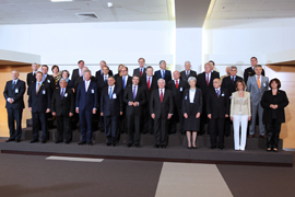 Foto de familia de los ministros de Defensa de la OTAN asistentes a la reunión en Bruselas