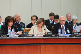 La ministra de Defensa Carme Chacón durante una de las sesiones de trabajo en Bruselas