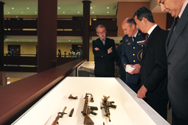 Constantino Méndez durante su visita a la exposición acompañado por el teniente coronel Flores