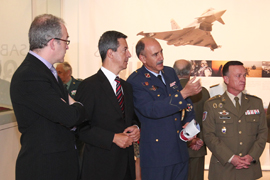 Constantino Méndez durante su visita a la exposición acompañado por el Teniente Coronel Flores