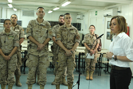 La ministra de Defensa, Carmen Chacón, con los soldados espanñoles destacados en Afganistán
