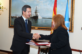 El secretario de Estado de Defensa, Constantino Méndez, y la secretaria general adjunta de Naciones Unidas, Susana Malcorra, han firmado hoy en Madrid el certificado de aceptación de las instalaciones del nuevo Centro de Comunicaciones de la ONU