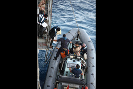 La fragata Juan de Borbón entrega a Tunez los 106 inmigrantes rescatados el pasado día 11.