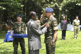 Somalia condecora a militares españoles desplegados en Uganda