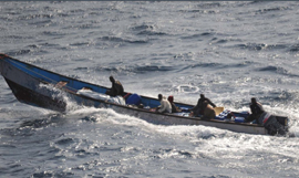 El buque 'Galicia' libera a una rehén francesa y detiene a siete piratas
