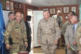 Visita del nuevo jefe de ISAF a las tropas españolas en Badghis