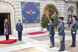 La ministra de Defensa impone la Corbata al Mérito Civil a la Bandera de la agrupación del Cuartel General del Aire