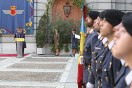 Chacón impone la corbata de la Orden del Mérito Civil al  Ejército del Aire