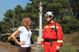 La ministra de Defensa, Carme Chacón con el capitán Trevín, miembro de la UME en la zona de Laza