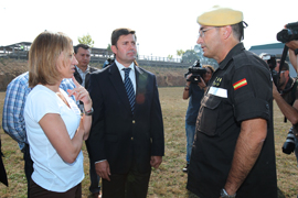 La ministra de Defensa, Carme Chacón durante su visita a Laza