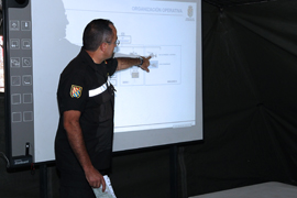 El jefe del puesto de mando de la UME en Laza, muestra a la ministra de Defensa Carme Chacón los dispositivos desplegados en la zona