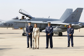 La ministra de Defensa, ha asistido en Zaragoza al regreso de los F-18 desplegados en Decimomannu (Cerdeña) integrados en la misión de la OTAN Unified Protector, en Libia