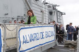 La ministra de Defensa baja de la fragata ‘Álvaro de Bazán’