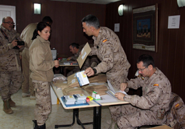 Efectivos del Ejército ejercen su derecho al voto en la base de Herat, Afganistan