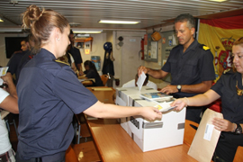 Efectivos de la Armada ejercen su derecho al voto en el patrullero 'Infanta Cristina'