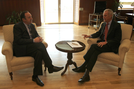 El ministro de Defensa se reúne con el presidente de La Rioja