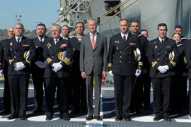 Fotografía de grupo con la dotación del buque
