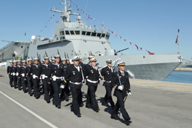 Morenés preside la entrega a la Armada del BAM 'Relámpago'