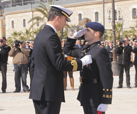 Su Alteza Real el Principe de Asturias impone la Cruz al Mérito Naval con distintivo rojo al capitán de Infantería de Marina, Rafael López de Anca García