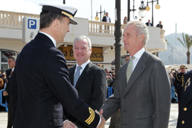 El ministro de Defensa, Pedro Morenés recibe a Su Alteza Real el Principe de Asturias a su llegada al muelle 