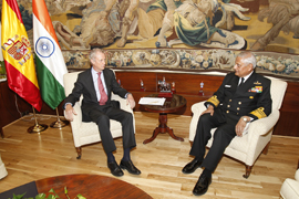 El ministro de Defensa recibe al AJEMA de la India