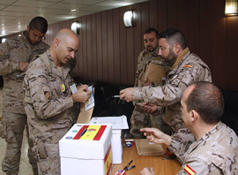 Militares españoles en Herat ejerciendo su derecho al voto