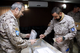 Militares españoles en Herat ejerciendo su derecho al voto