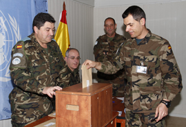 Militares españoles en el Libano ejerciendo su derecho al voto