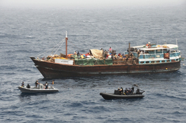 El buque 'Patiño' durante la operación de ayuda