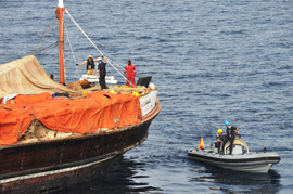 El buque 'Patiño' durante la operación de ayuda