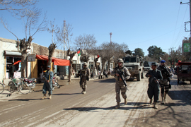 Legionarios españoles y militares afganos patrullan por las calles de Qala i Naw