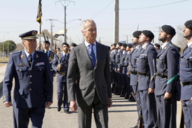 El ministro de Defensa, Pedro Morenés Eulate junto al Jefe del Estado Mayor del Ejército del Aire, GA. José Jiménez Ruiz pasan revista a la fuerza