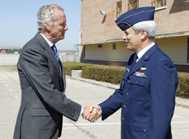 El segundo Jefe del CAOC-8, GD. Amândio Manuel Fernades Miranda perteneciente a las Fuerzas Aéreas Portuguesas, recibe al ministro de Defensa, Pedro Morenés Eulate a su llegada