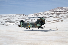 Las tropas españolas distribuyen ayuda de emergencia a 53 familias afganas aisladas por la nieve