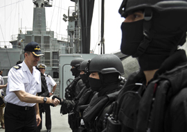 El Príncipe Felipe visita a las tropas desplegadas en la operación Atalanta