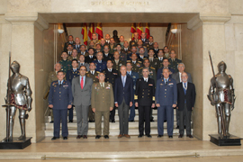 Fotografía de grupo con el ministro de Defensa en la escalera principal del CESEDEN