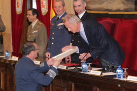 El ministro de defensa hace entrega de uno de los diplomas