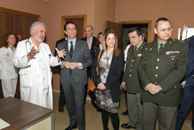 La subsecretaria de Defensa junto al consejero de Sanidad de la Comunidad de Madrid en un momento de la visita a las instalaciones del Hospital