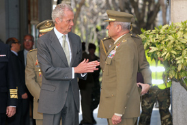 El ministro de Defensa, Pedro Morenés mantiene una conversación con el jefe del Estado Mayor del Ejército, Fulgencio Coll