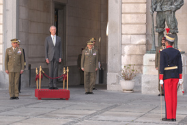 El ministro de Defensa, Pedro Morenés recibe novedades del capitán que manda la Compañía de Honores
