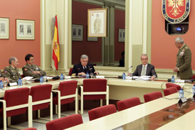 El jefe del Estado Mayor del Ejército, Fulgencio Coll da la bienvenida al ministro de Defensa, Pedro Morenés a su llegada a la sala de reuniones del COTER