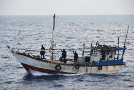 La fragata ‘Reina Sofía’ apresa un ‘dhow’ con 16 presuntos piratas a bordo