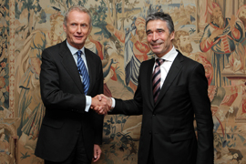 Saludo entre el secretario general de la OTAN y el ministro de defensa