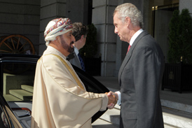 El ministro de Defensa, Pedro Morenés recibe a su homólogo del Sultanato de Omán, Sayyid Bader Bin Saud Bin Harib Al Busaidi a la llegada a la sede central