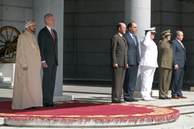 El ministro de Defensa del Sultanato de Omán, Sayyid Bader Bin Saud Bin Harib Al Busaidi recibe honores de ordenanza
