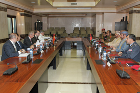 El ministro de Defensa del Sultanato de Omán, Sayyid Bader Bin Saud Bin Harib Al Busaidi durante la reunión con el ministro de Defensa, Pedro Morenés y ambas delegaciones