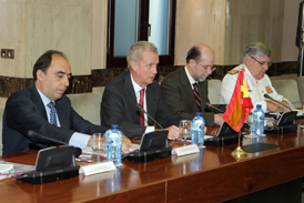El ministro de Defensa, Pedro Morenés acompañado de su delegación durante la reunión con el ministro de Defensa de Omán