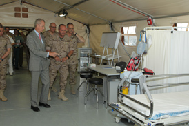 El ministro de Defensa, Pedro Morenés durante la visita a las instalaciones del hospital de campaña