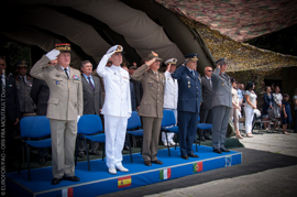 Los jefes de Estado Mayor de la Defensa de los cuatro países miembros de la EUROFOR saludan a sus banderas durante la interpretación de los himnos nacionales.