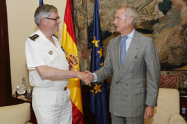 El ministro de Defensa, Pedro Morenés saluda al jefe del Estado Mayor de la Defensa de Francia, almirante Edouard Guilaud